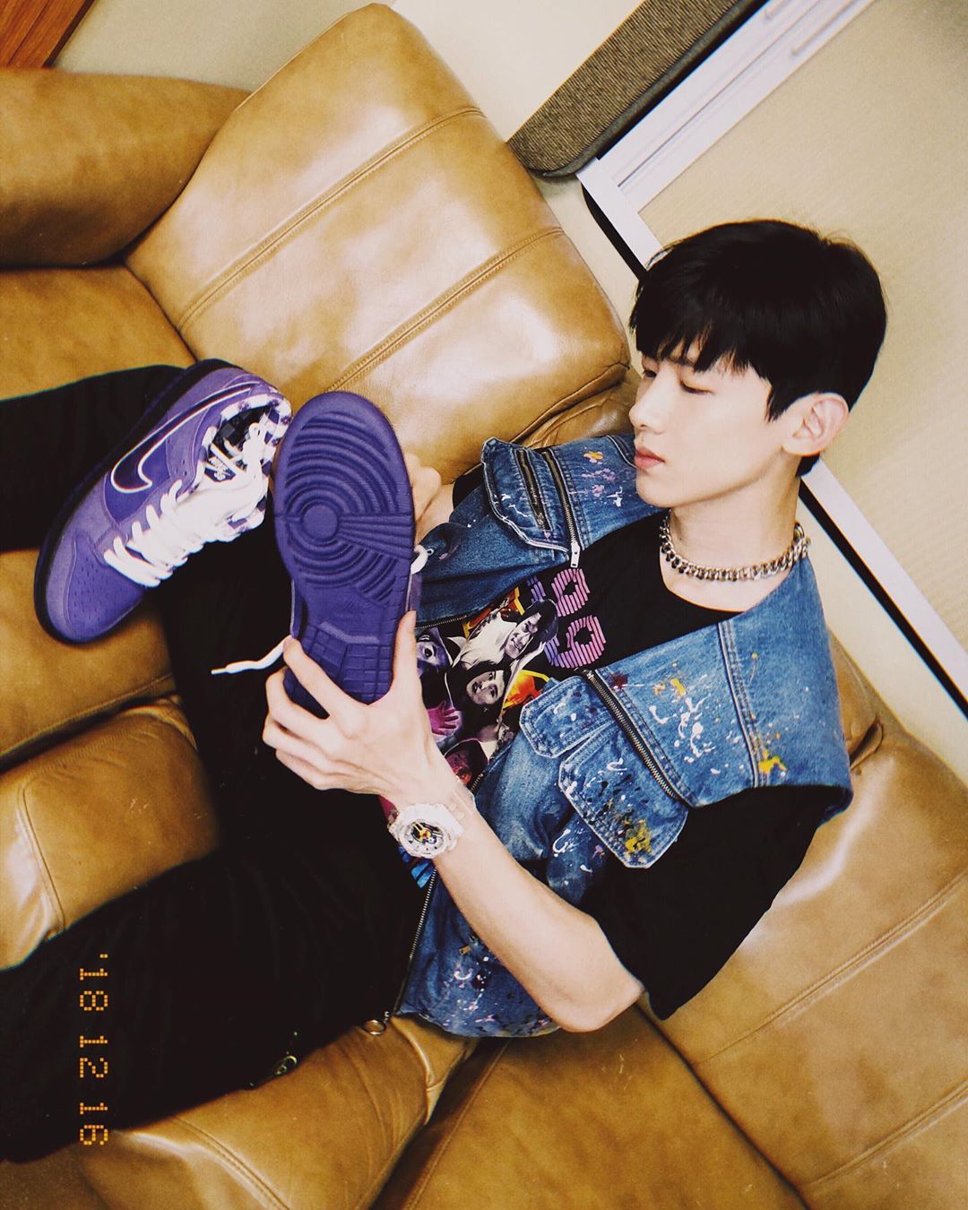 白敬亭参加鞋展疯狂换鞋！还买了一双 Air Mag！