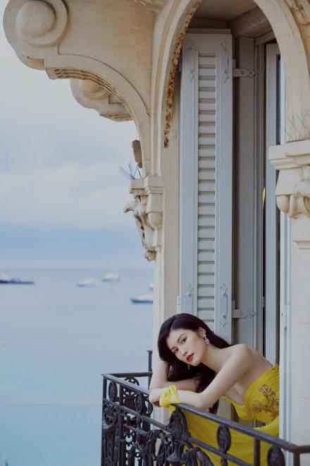 一个侧身展现玲珑身材，何穗透视装真光彩照人，肤白到奚梦瑶不敌