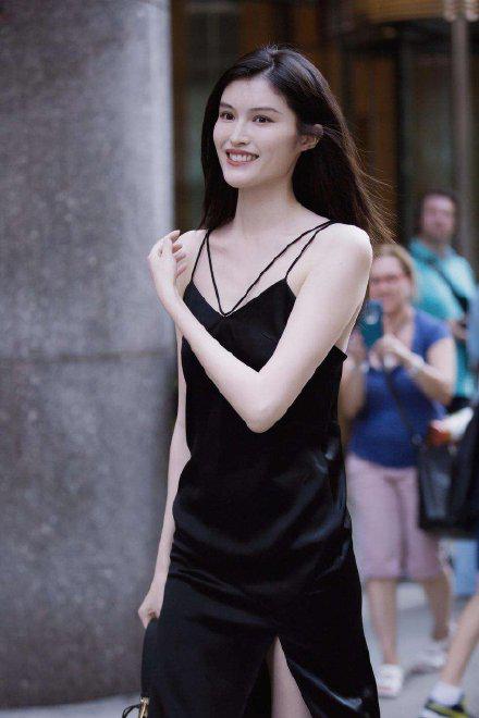 一个侧身展现玲珑身材，何穗透视装真光彩照人，肤白到奚梦瑶不敌