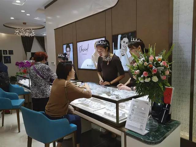 @所有人 520萌宠大熊猫在西安向北极熊表白了