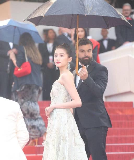 关晓彤终于扳回一城,新造型宛如女王,全程有绅士主动牵手打伞!