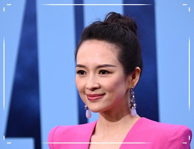 章子怡救活了“死亡芭比粉”！国外宣传新作，桃红色长裙惊艳全场