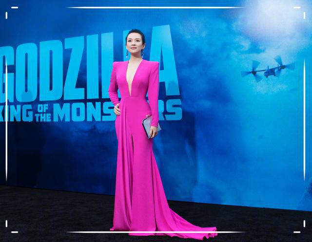 章子怡救活了“死亡芭比粉”！国外宣传新作，桃红色长裙惊艳全场