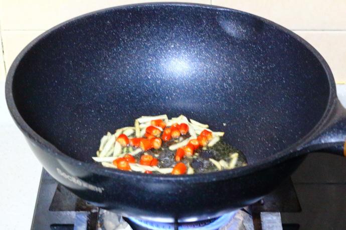 家人都爱吃扁豆炒肉丝，好吃有诀窍，学会这一招，你也是大厨