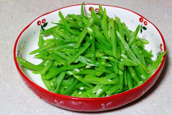 家人都爱吃扁豆炒肉丝，好吃有诀窍，学会这一招，你也是大厨