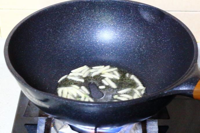 家人都爱吃扁豆炒肉丝，好吃有诀窍，学会这一招，你也是大厨