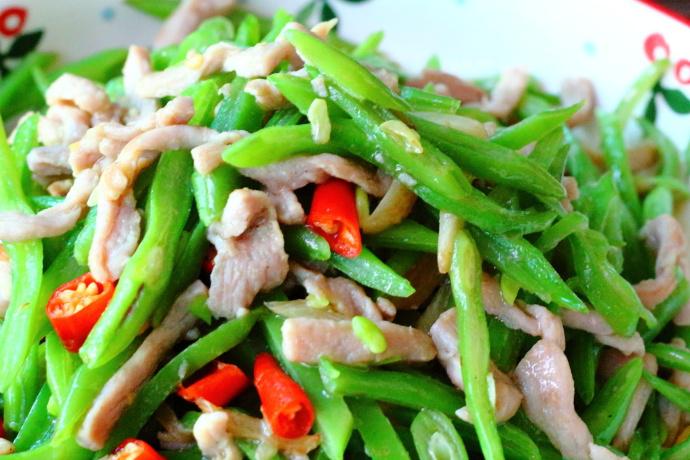 家人都爱吃扁豆炒肉丝，好吃有诀窍，学会这一招，你也是大厨