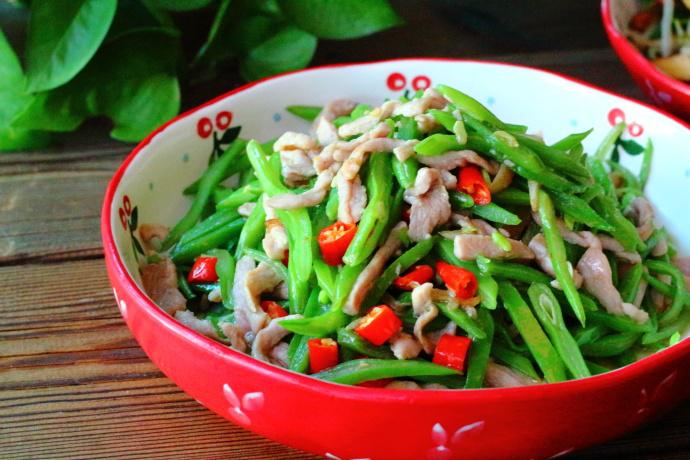 家人都爱吃扁豆炒肉丝，好吃有诀窍，学会这一招，你也是大厨