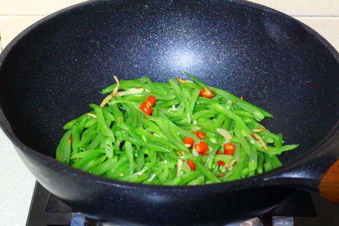 家人都爱吃扁豆炒肉丝，好吃有诀窍，学会这一招，你也是大厨