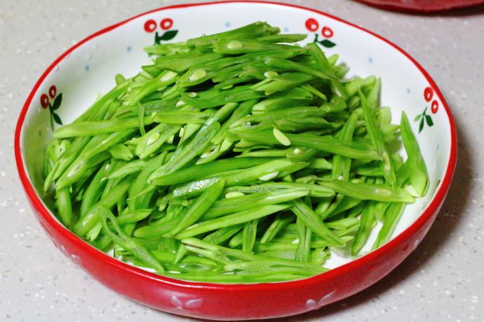 家人都爱吃扁豆炒肉丝，好吃有诀窍，学会这一招，你也是大厨