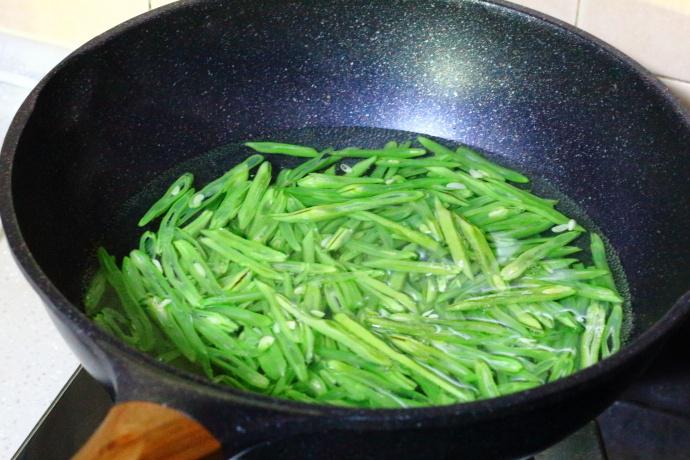 家人都爱吃扁豆炒肉丝，好吃有诀窍，学会这一招，你也是大厨