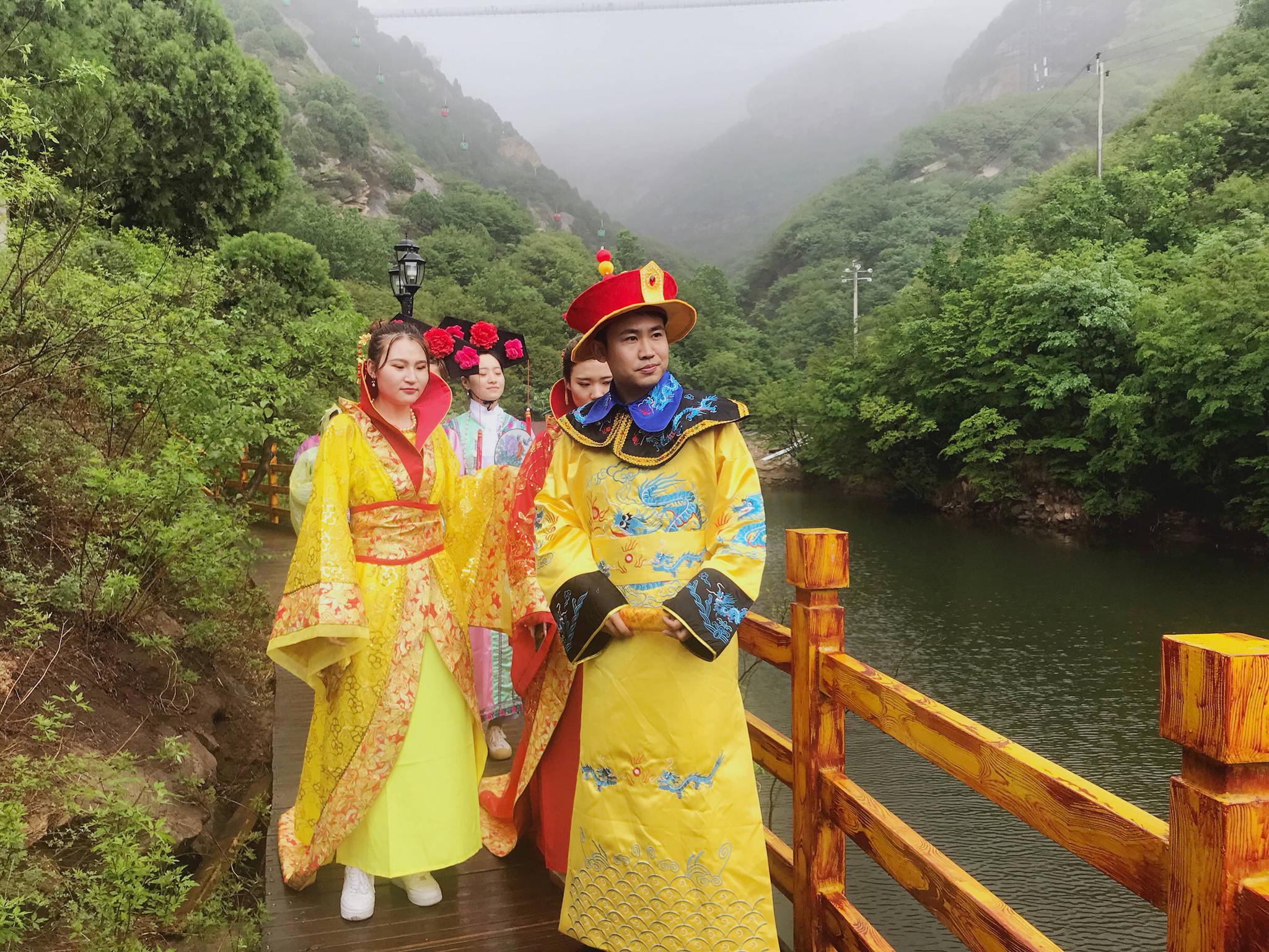 清凉谷夏季好清凉 ＂皇上皇妃＂躲避酷暑清凉谷巡游