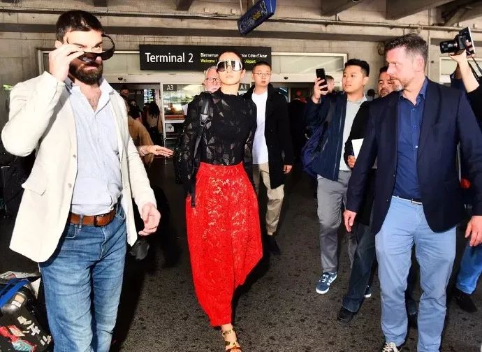 53岁巩俐再嫁71岁“花花公子”：相差18岁，她哪来的勇气？