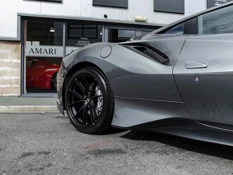 法拉利pista改装，灰色的外观，黑色的轮毂