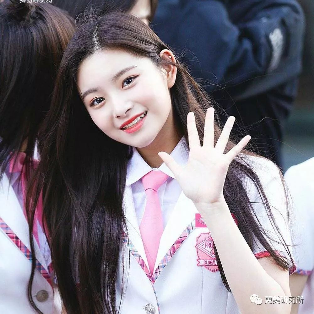 bitch你够了，00后三字女星油腻到让人不适，baby热巴都躲不过？