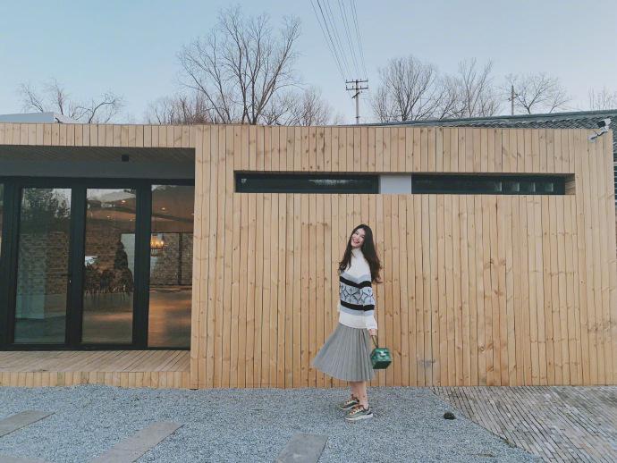 一个侧身展现玲珑身材，何穗透视装真光彩照人，肤白到奚梦瑶不敌