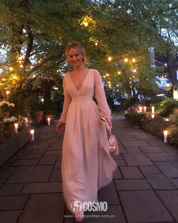 穿朴信惠田馥甄同款“订婚裙”的，今天都过节