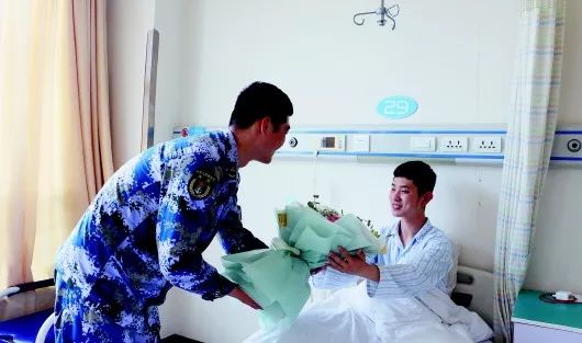 歹徒走投无路掏出凶器，不巧遇上“宋仲基”！那场面，人民日报都关注了