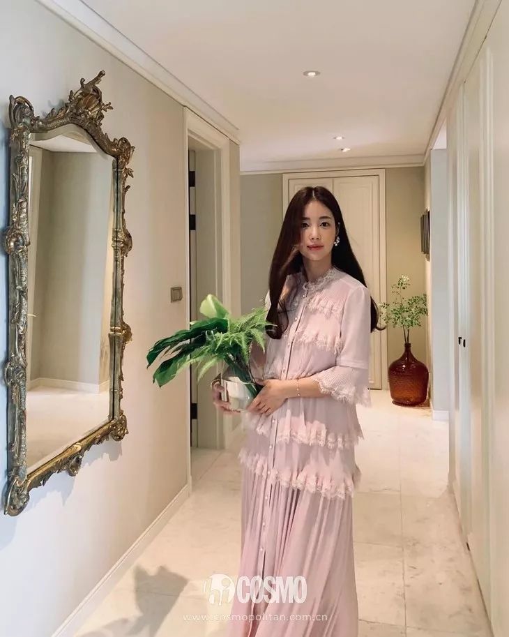 穿朴信惠田馥甄同款“订婚裙”的，今天都过节