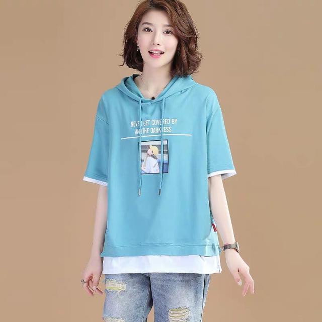 微胖80后女多穿大码T恤衫，显瘦更减龄