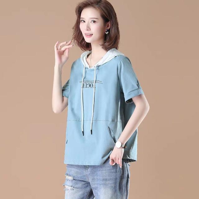 微胖80后女多穿大码T恤衫，显瘦更减龄