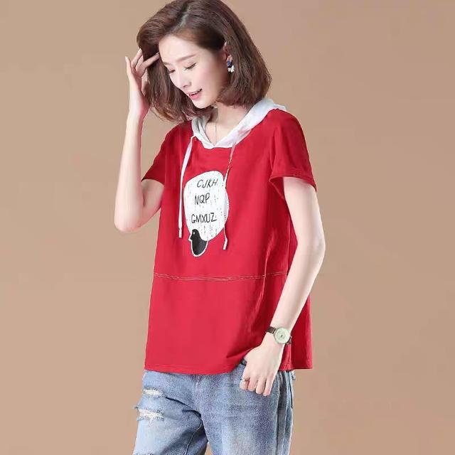 微胖80后女多穿大码T恤衫，显瘦更减龄