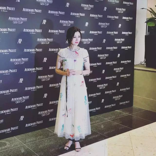 48岁的李嘉欣因发胖上热搜！网友：这“胖”得也太美了吧！