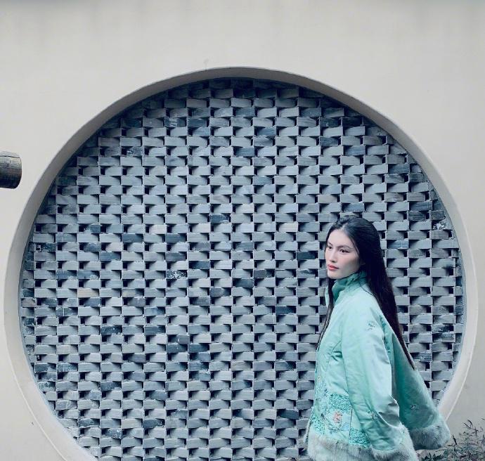 一个侧身展现玲珑身材，何穗透视装真光彩照人，肤白到奚梦瑶不敌