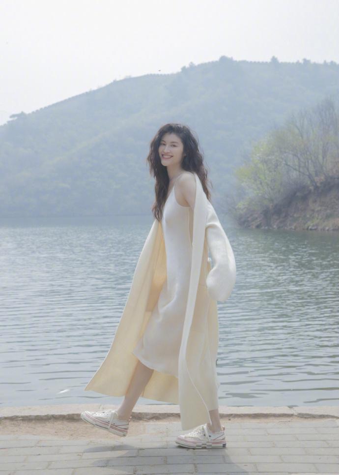 一个侧身展现玲珑身材，何穗透视装真光彩照人，肤白到奚梦瑶不敌