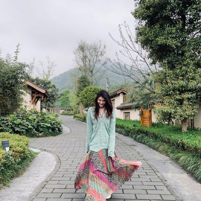 一个侧身展现玲珑身材，何穗透视装真光彩照人，肤白到奚梦瑶不敌