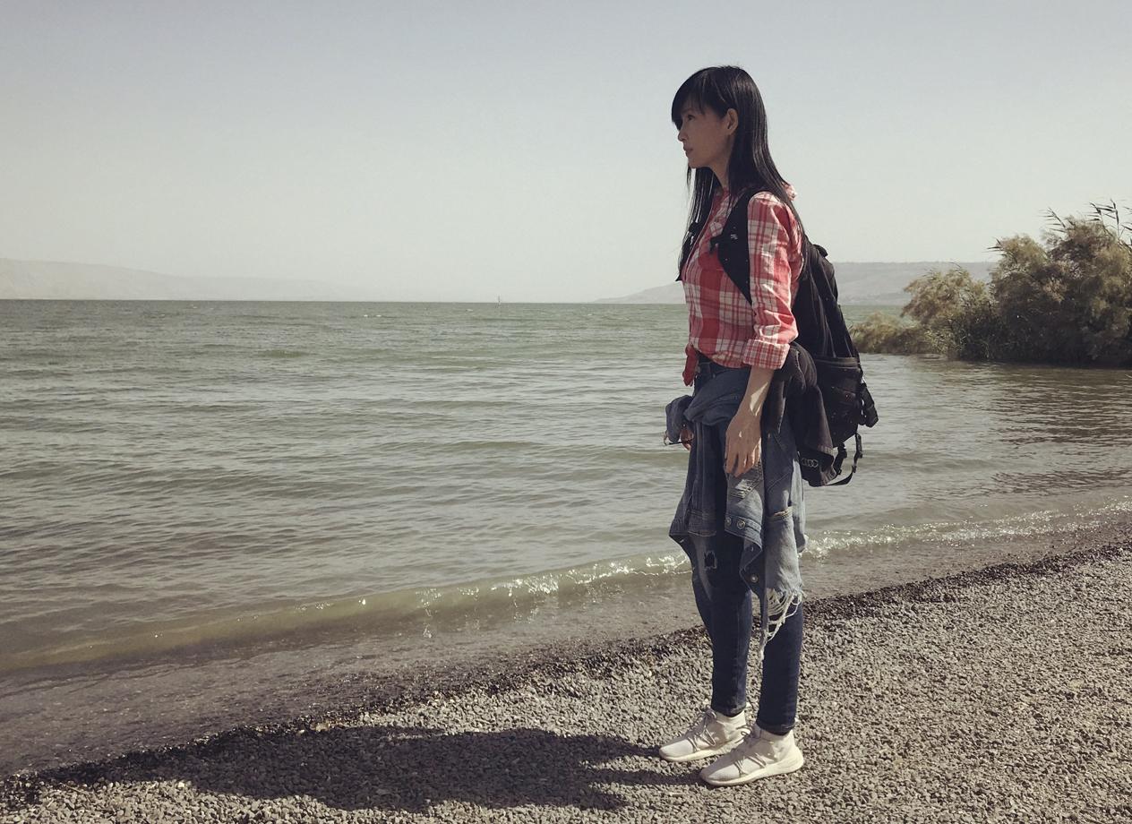 周慧敏穿格子衬衫去旅行，造型低调有活力，哪里像是年过半百的人