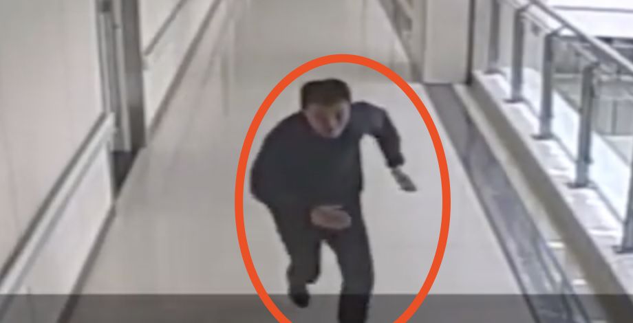 歹徒走投无路掏出凶器，不巧遇上“宋仲基”！那场面，人民日报都关注了