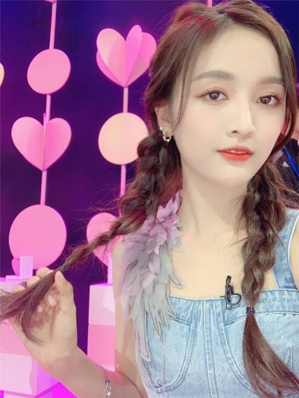 甜美系女孩如何养成？看完吴宣仪的穿搭，你也能又美又甜