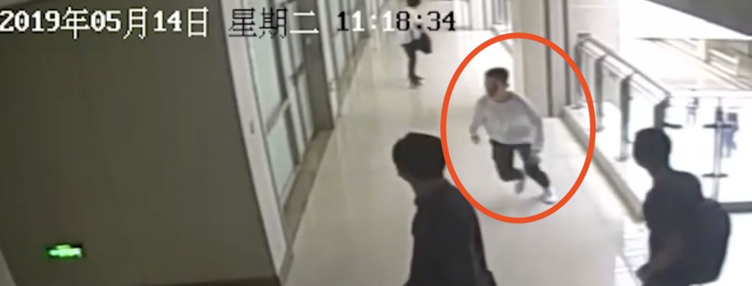 歹徒走投无路掏出凶器，不巧遇上“宋仲基”！那场面，人民日报都关注了