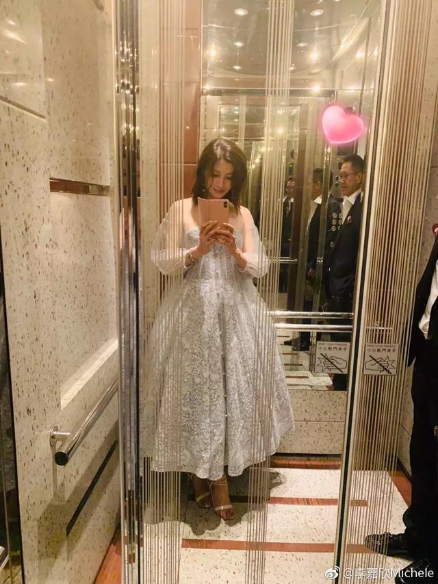 48岁的李嘉欣因发胖上热搜！网友：这“胖”得也太美了吧！