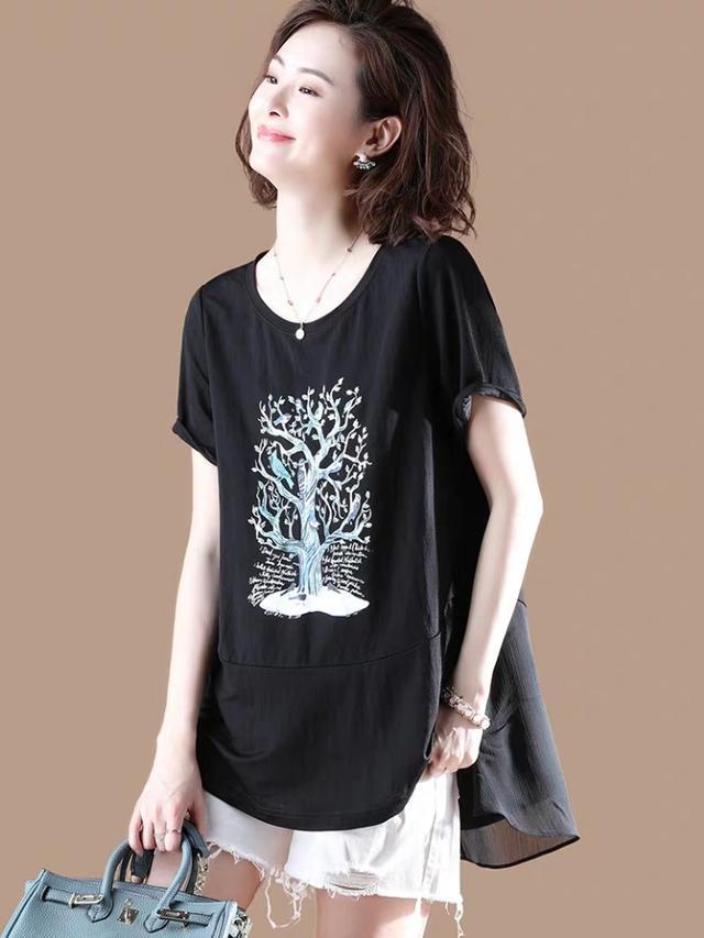 微胖80后女多穿大码T恤衫，显瘦更减龄