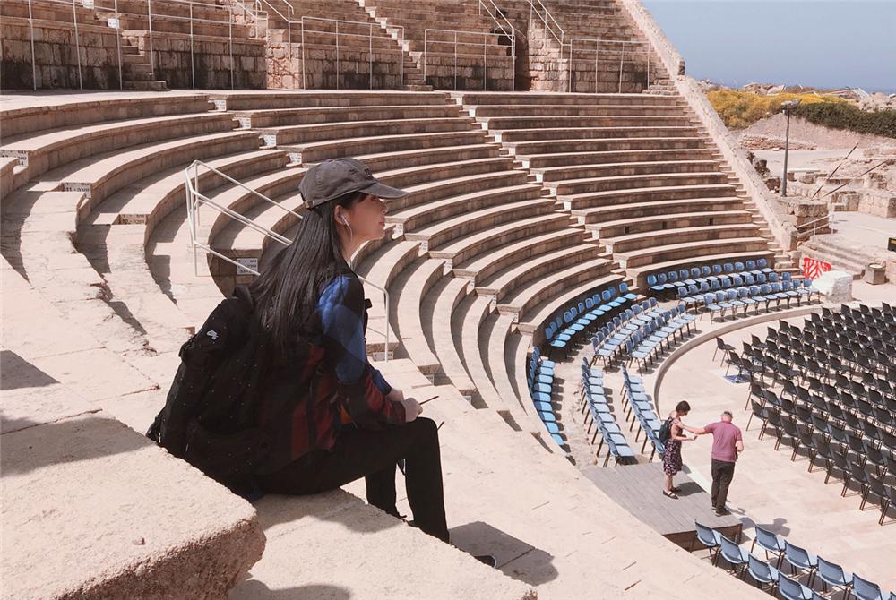 周慧敏穿格子衬衫去旅行，造型低调有活力，哪里像是年过半百的人