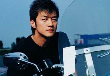 李亚鹏新女友像王菲,年轻时候的他为何异性缘这么好 李亚鹏新女友像王菲,年轻时候的他为何异性缘这么好