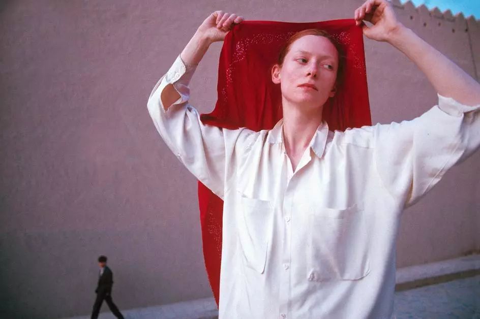 从《雪国列车》到《阴风阵阵》，这位雌雄莫辨的“外星人姐姐”身上到底有多少种美？