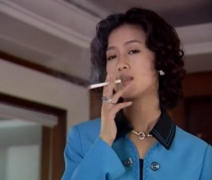 打败章子怡得影后，富商老公狱中去世获百亿遗产，人生比电视剧还狗血