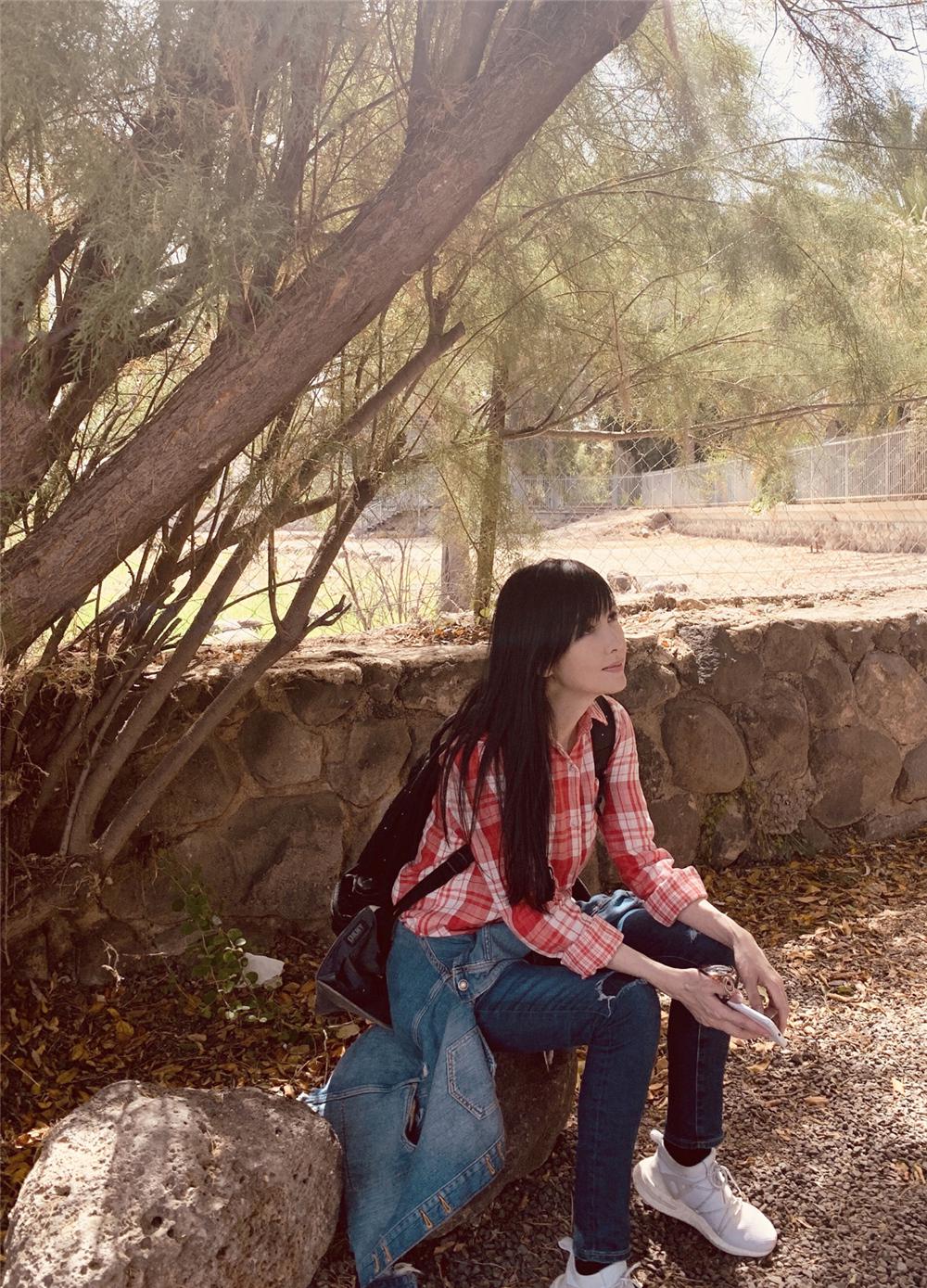 周慧敏穿格子衬衫去旅行，造型低调有活力，哪里像是年过半百的人