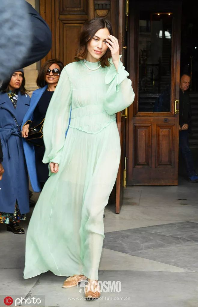 穿朴信惠田馥甄同款“订婚裙”的，今天都过节