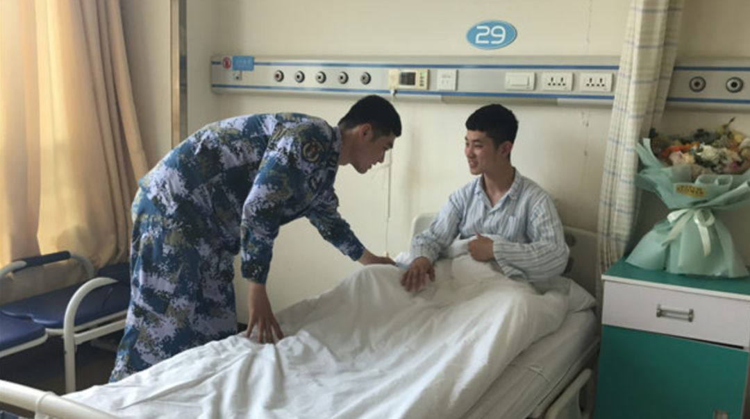 歹徒走投无路掏出凶器，不巧遇上“宋仲基”！那场面，人民日报都关注了