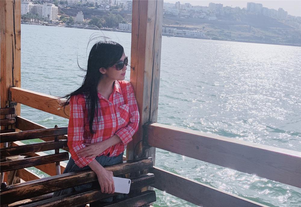 周慧敏穿格子衬衫去旅行，造型低调有活力，哪里像是年过半百的人