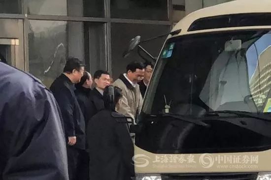 证监会前主席刘士余表情轻松(图右二为刘士余)