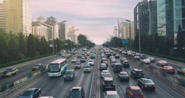 正式实行“开四停四”后，车主抱怨：让不让人开车了