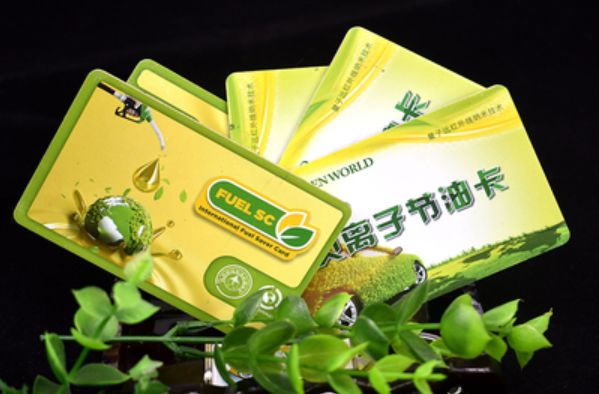 贴油箱盖上立马节油30%,国内很火的节油神器,我们买了2个进行实测......