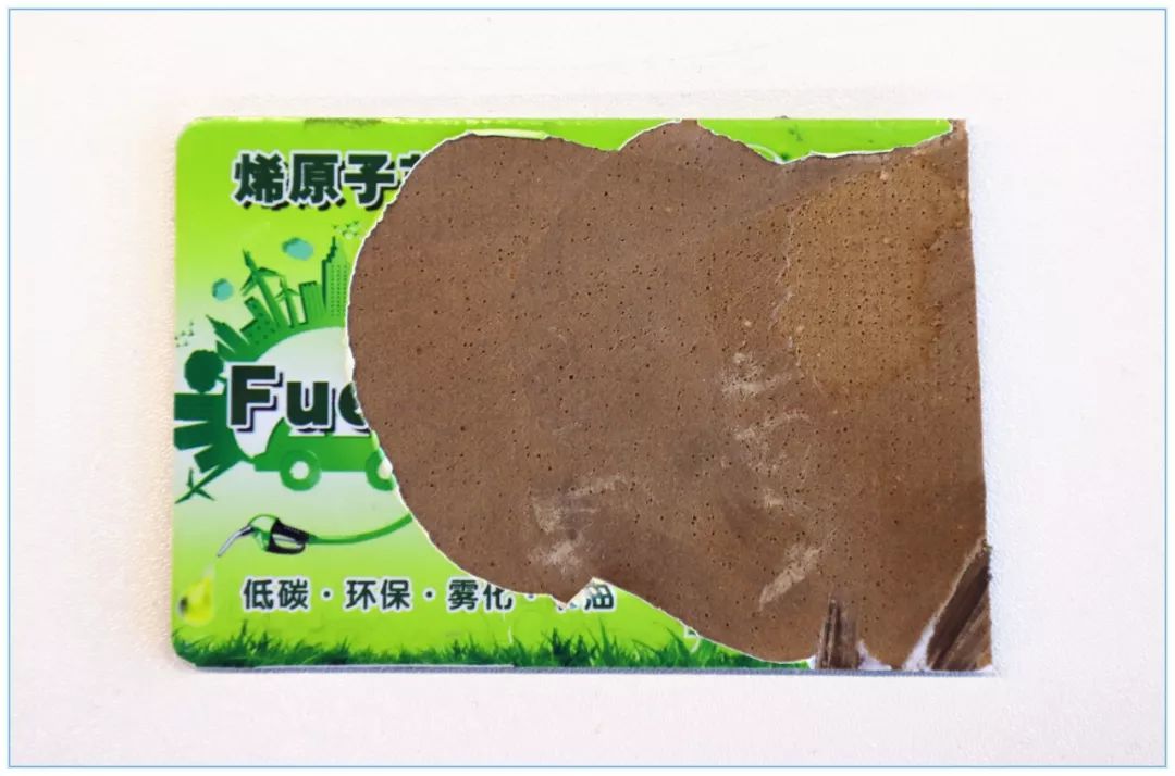 贴油箱盖上立马节油30%,国内很火的节油神器,我们买了2个进行实测......