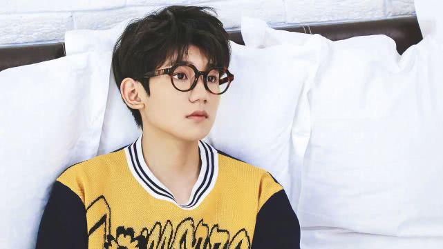 王源抽烟引发大量粉丝脱粉,我们该如何对待明星的私人行为? 王源抽烟引发大量粉丝脱粉,我们该如何对待明星的私人行为?