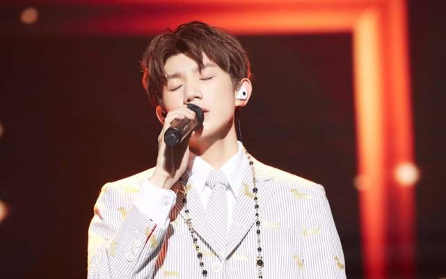 王源抽烟引发大量粉丝脱粉,我们该如何对待明星的私人行为? 王源抽烟引发大量粉丝脱粉,我们该如何对待明星的私人行为?